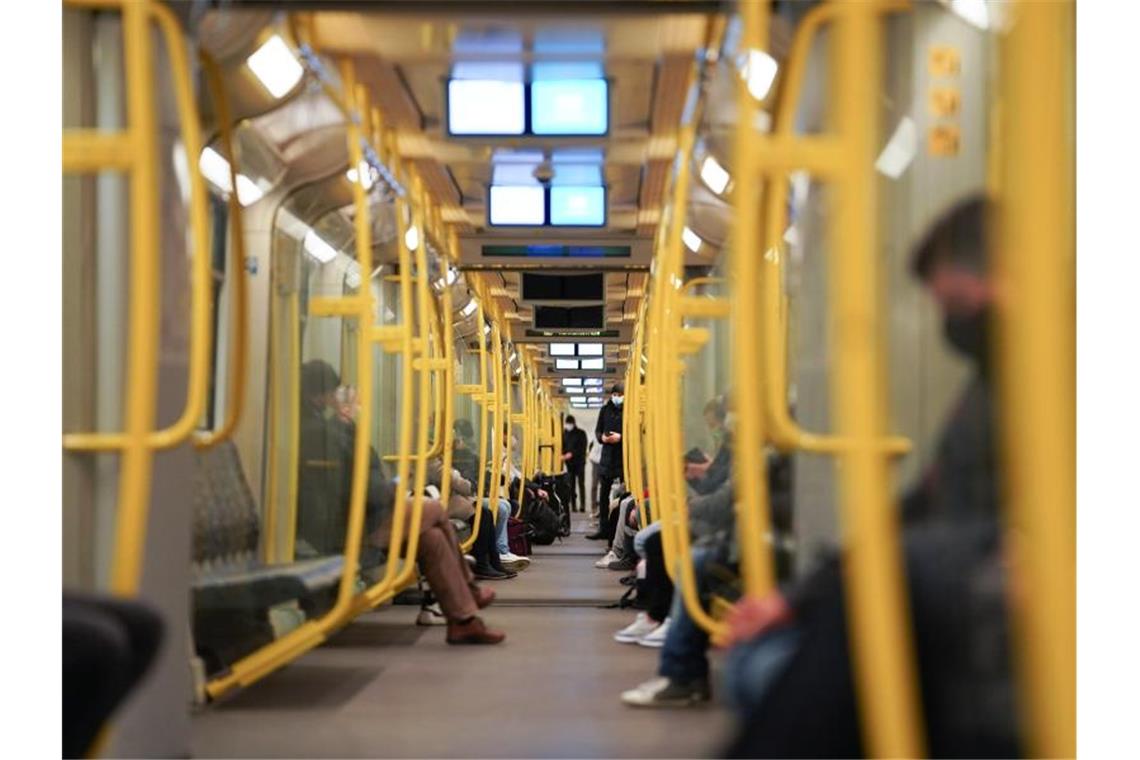 Studie: Ansteckung in Bussen und Bahnen? Nur wenige Fahrgäste sitzen in einer Bahn. Foto: Jörg Carstensen/dpa
