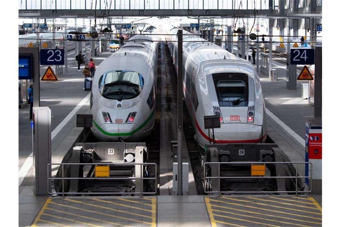 Deutsche Bahn in der Corona-Krise pünktlicher Nur wenige Fahrgäste warten im Münchener Hauptbahnhof. Foto: Sven Hoppe/dpa