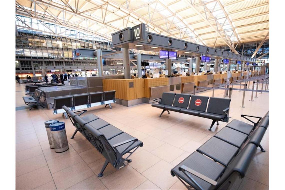 Kaum jemand fliegt: Flughäfen finanziell vor Belastungstest Nur wenige Fluggäste sind in der Abflughalle im Terminal 2 am Flughafen Hamburg. Foto: Christian Charisius/dpa