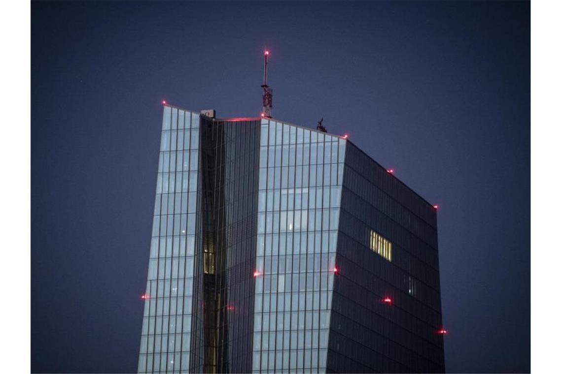 Nur wenige Lichter leuchten am späten Abend in den oberen Etagen der Europäischen Zentralbank in Frankfurt am Main. Foto: Boris Roessler/dpa