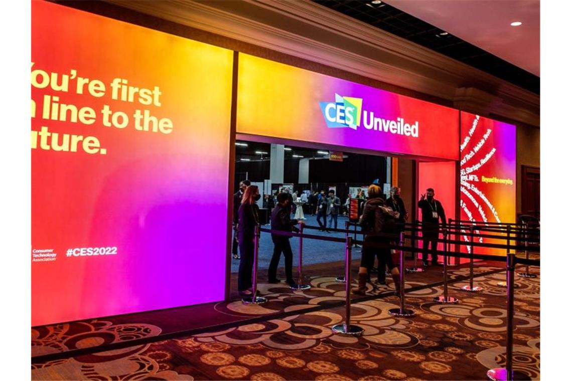 Tech-Branche erwartet zum CES-Start gebremstes Wachstum Nur wenige Menschen besuchen die üblicherweise überfüllte Start-up-Show „CES Unveiled“ bei der Technik-Messe CES. Foto: Andrej Sokolow/dpa