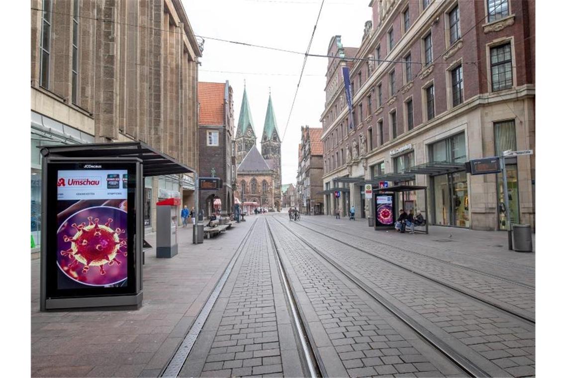 Helfen, streamen, improvisieren: So trotzt das Land Corona Nur wenige Menschen sind am Mittag in der Bremer Innenstadt unterwegs. Foto: Sina Schuldt/dpa