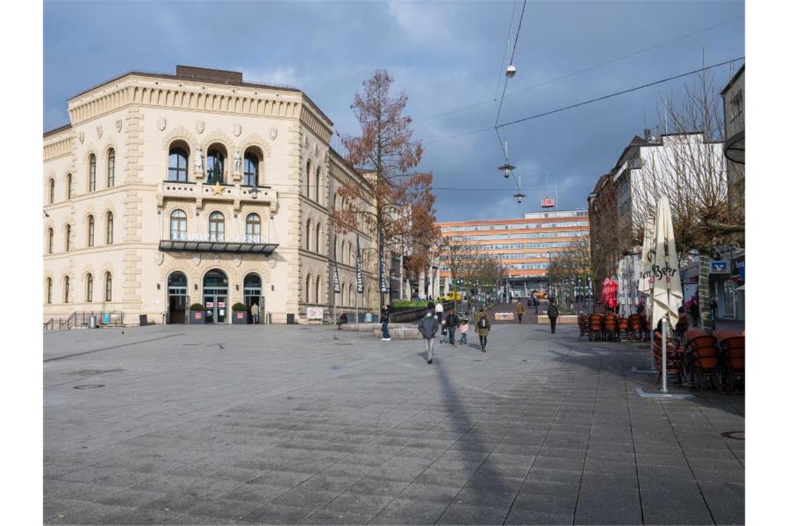 Saarland beginnt Ausstieg aus Lockdown Nur wenige Menschen sind in der Innenstadt von Saarbrücken unterwegs. Foto: Oliver Dietze/dpa