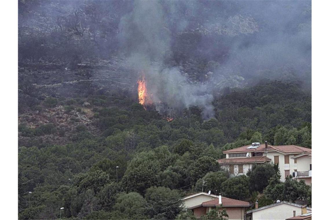 Im Westen Sardiniens wüten weiter die Flammen Nur wenige Mete von den Häusern des Ortes Cuglieri entfernt schlagen Flammen aus einem Waldgebiet. Foto: Alessandro Tocco/LaPresse via AP/dpa