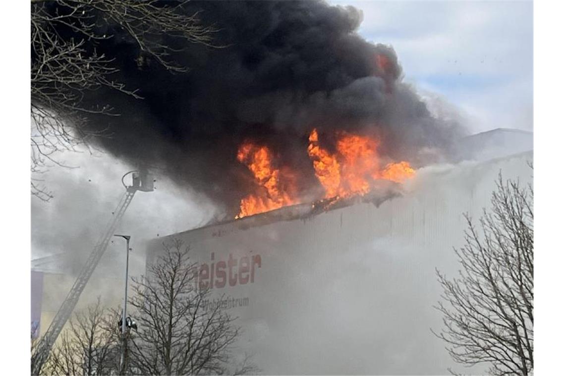 Großbrand im Möbelhaus - Stadtfest muss beendet werden