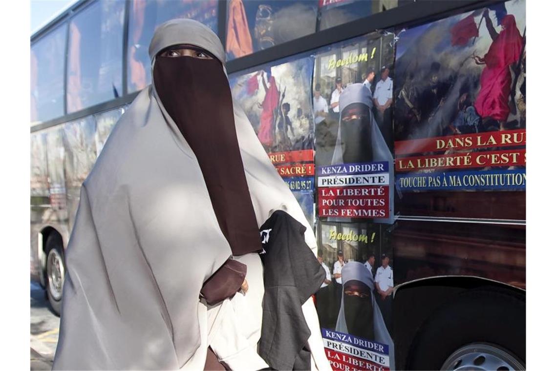 Zehn Jahre nach Burkaverbot: Frankreich streitet weiter Nur wenige muslimische Frauen in Frankreich tragen überhaupt Schleier. Foto: Ian Langsdon/EPA/dpa