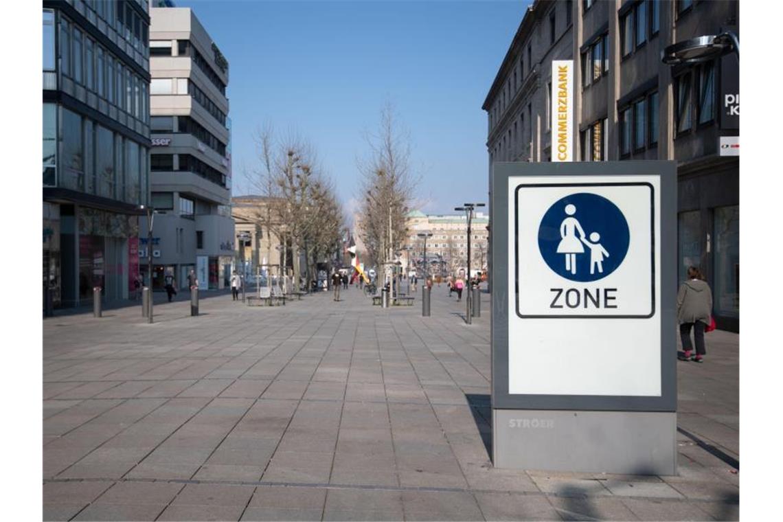 Nur wenigen Menschen sind auf der Einkaufsmeile Königstraße in Stuttgart unterwegs. Foto: Marijan Murat/dpa