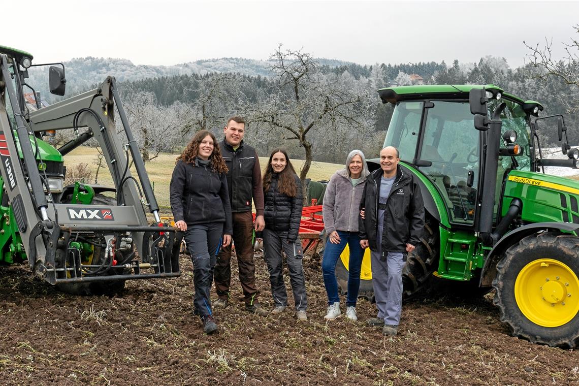 Nur wenn die ganze Familie mitzieht und hilft, funktioniert es mit der Nebenerwerbslandwirtschaft. Bei Isabel Schüle, Robin Geisler, Carolin Schüle, Anita Aufrecht-Schüle und Dieter Schüle (von links) ist dies der Fall. Fotos: A. Becher/privat