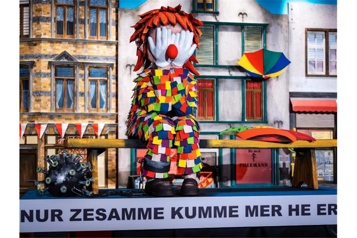 Rosenmontag im Lockdown: Karnevalszüge fallen aus "Nur zesamme kumme mer he erus" (Nur zusammen kommen wir hier heraus) steht auf einem Wagen im Hänneschen-Theater. Foto: Costa Belibasakis/Festkomitee Kölner Karneval /dpa