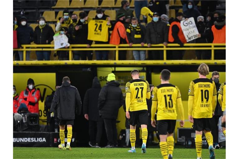 Nur zögerlich treten die BVB-Spieler nach der Niederlage im heimischen Stadion vor die Fans. Foto: Bernd Thissen/dpa