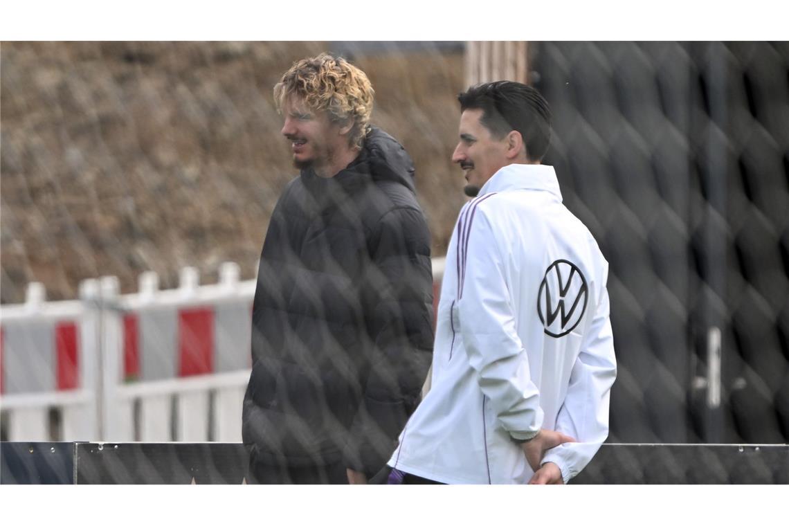 Nur Zuschauer beim Training: Nick Woltemade mit Co-Trainer Benjamin Hübner (r).
