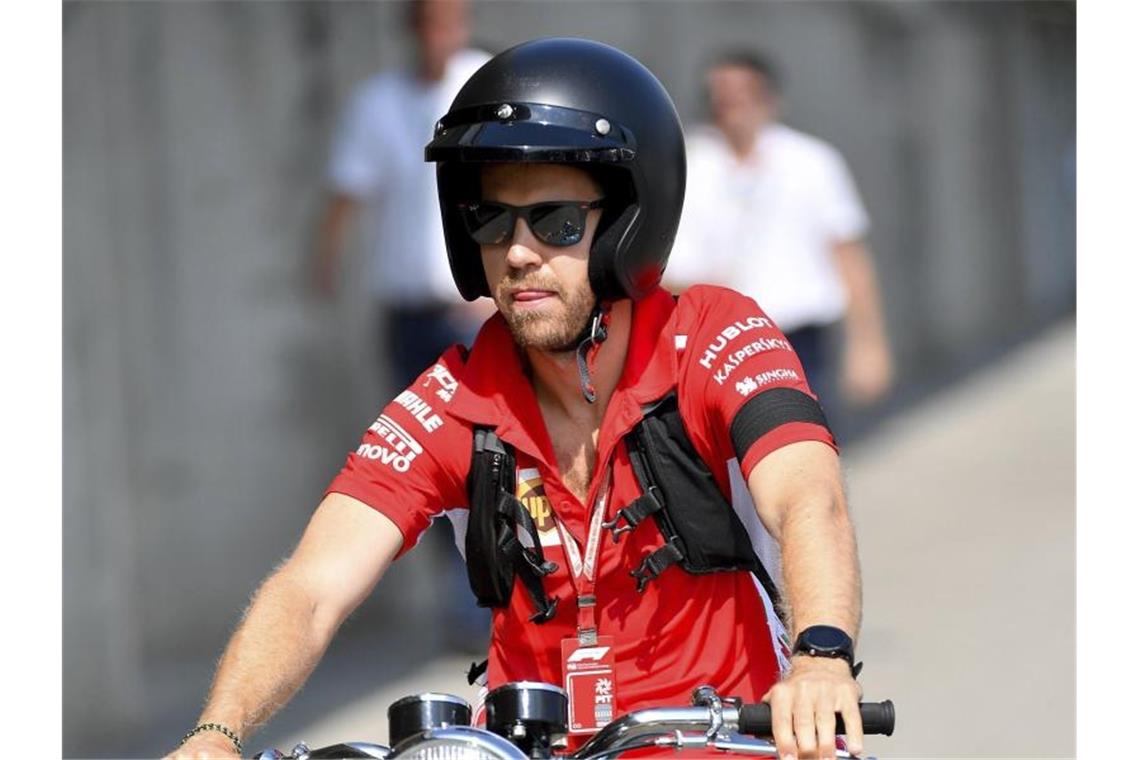 Nutzt die Formel-1-Pause zum Basteln am Motorrad: Ferrari-Pilot Sebastian Vettel. Foto: Zsolt Czegledi/MTI/AP/dpa