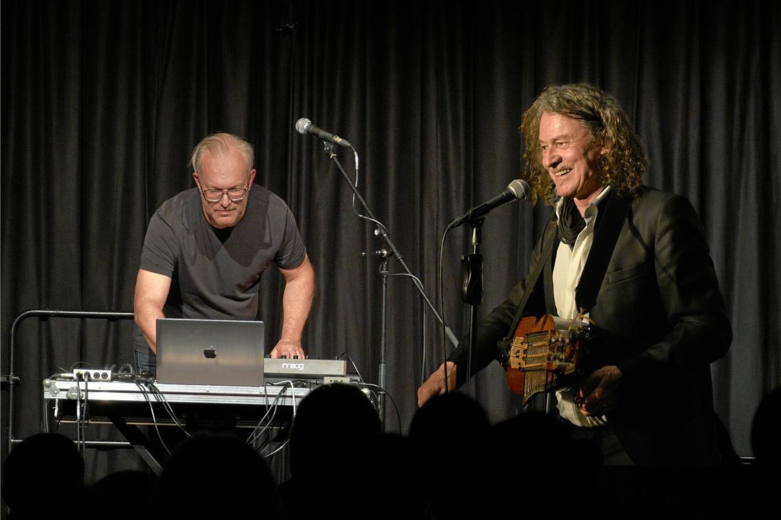 „Nyckelharpa meets Electronic“: Thomas Roth beim Auftritt mit Stephen Elzenbeck. Foto: privat