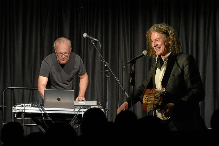 „Nyckelharpa meets Electronic“: Thomas Roth beim Auftritt mit Stephen Elzenbeck. Foto: privat