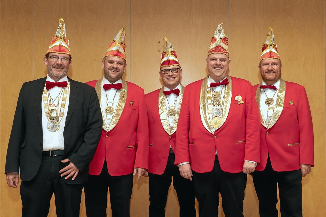 Hutzelmännlein treffen Gardemädchen ... NZ Deichelmaus (v. l.): Jürgen Köhler, Torsten Bühler, Markus Zimmerer, Steffen May und Jan Mattes.