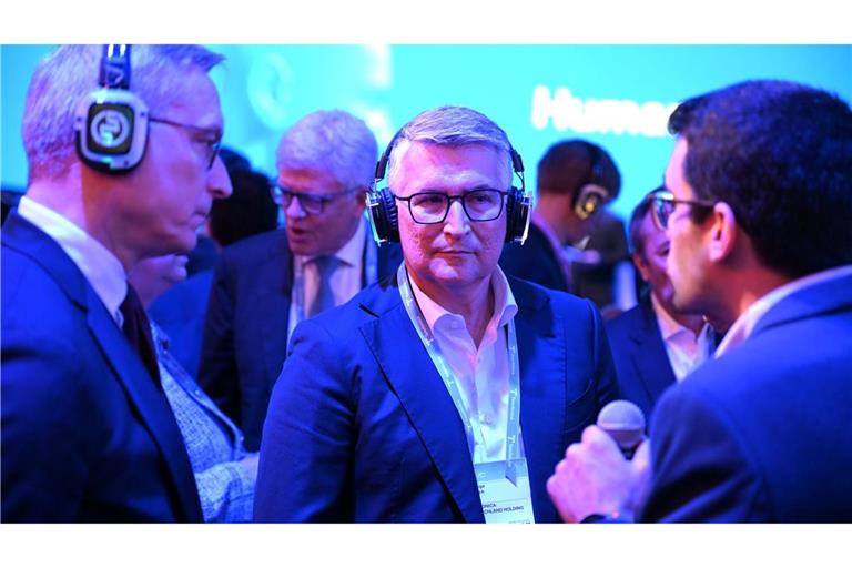 O2-Chef Santiago Argelich Hesse (Mitte) bei einer Vorführung beim MWC an der Seite von Bundesdigitalminister Karsten Wildberger (links).