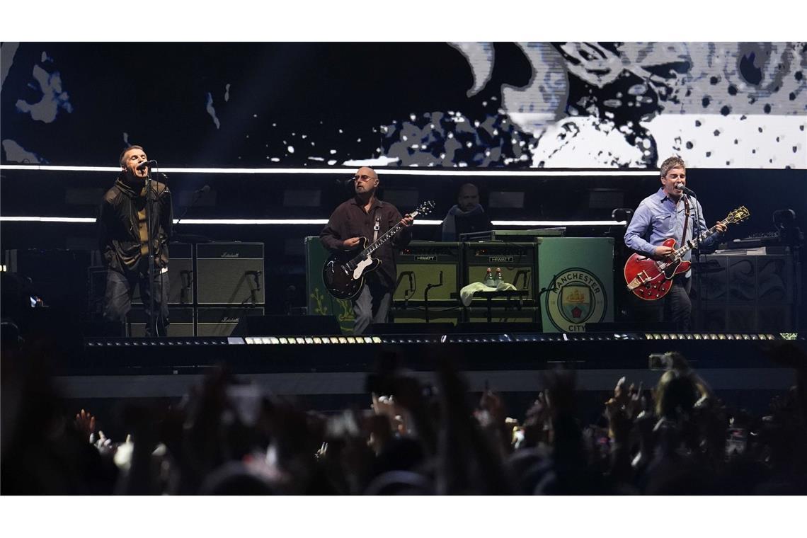 "Sprachlos" und "unglaublich": Fans von Oasis begeistert Oasis wieder gemeinsam auf der Bühne.