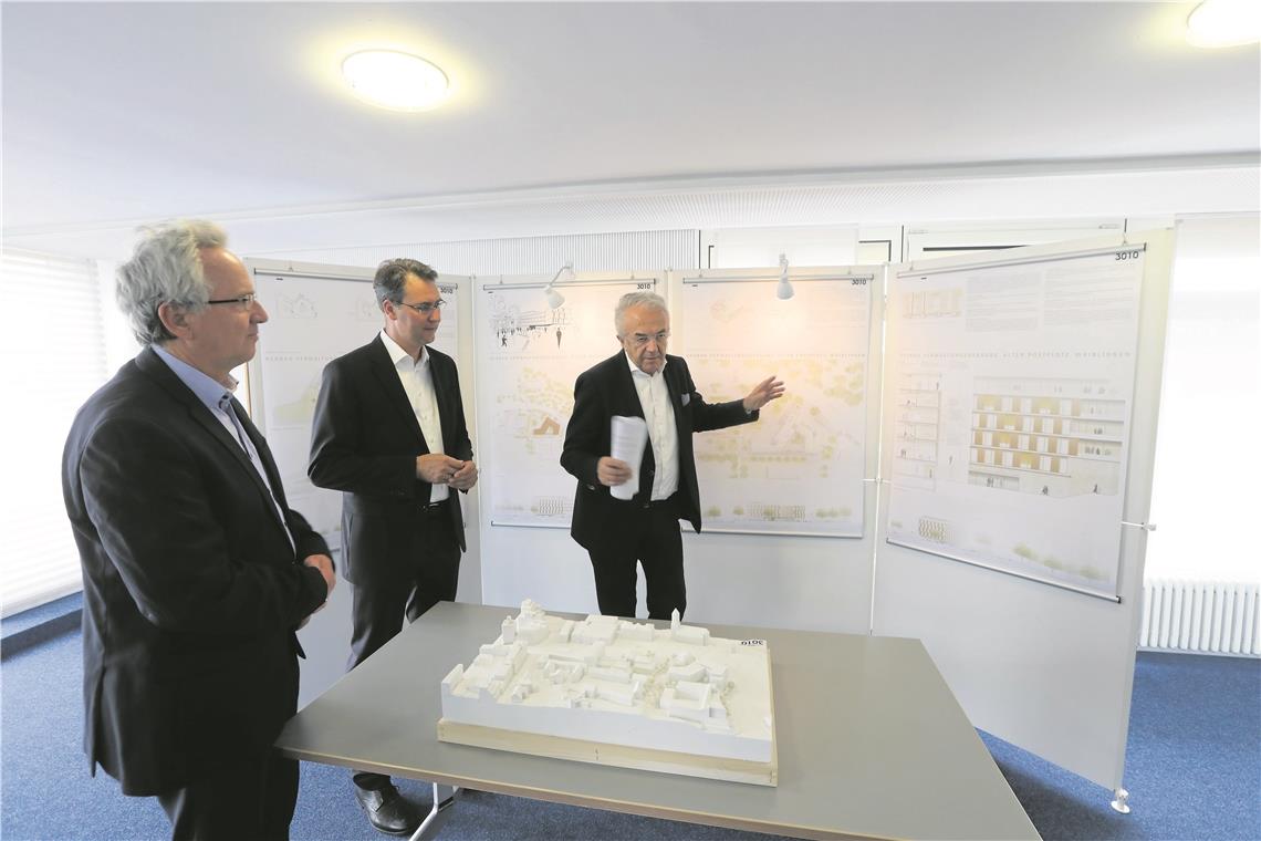 OB Andreas Hesky, Landrat Richard Sigel und Werner Sobek (von links) mit dem Siegerentwurf für den Neubau. Foto: B. Büttner