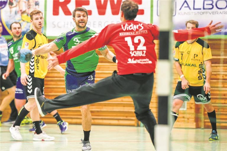Ob aus dem Spiel heraus oder vom Siebenmeterpunkt: Marcel Lenz und der HCOB verzweifelten am Gästekeeper Patrick Schulz. Foto: A. Becher