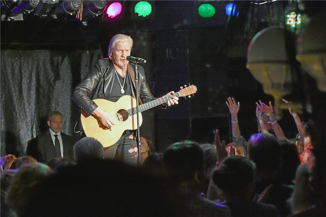 Johnny Logan schäkert und singt in der Aspacher Hazienda Ob Balladen mit Gitarre oder Rocksongs mit routiniertem Hüftschwung: ESC-Legende Johnny Logan bot auf der kleinen Bühne in der Hazienda eine große Performance. Foto: Tobias Sellmaier