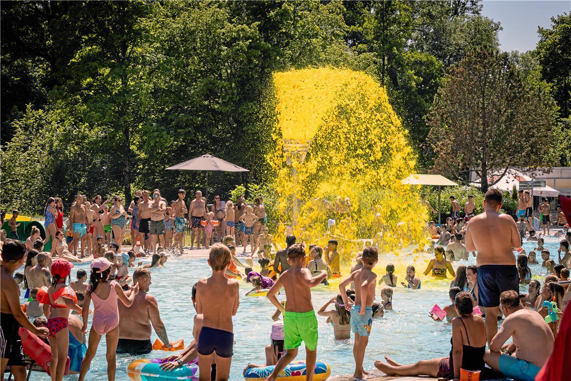 Sommerspaß mit buntem Wasser Ob begeistert oder nicht: Im Backnanger Wonnemar ist das eingefärbte Wasser auf jeden Fall ein Hingucker. Foto: Alexander Becher
