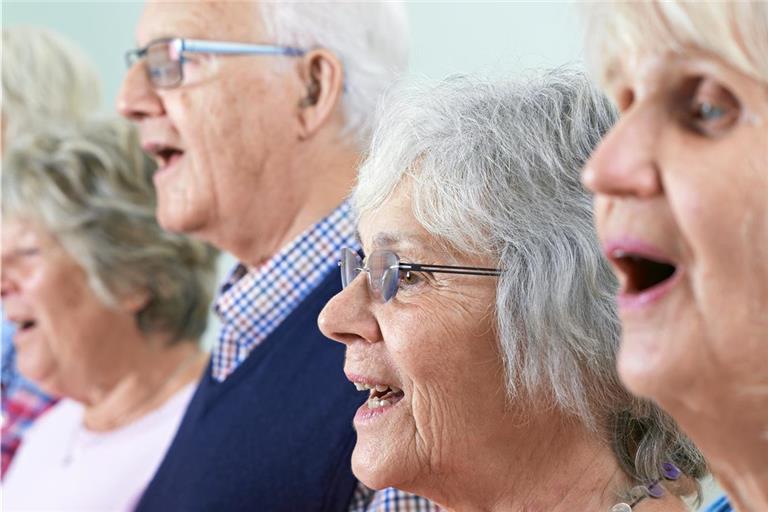 Ob bei der Integration von Geflüchteten oder beim Singen mit Senioren: Das ehrenamtliche Engagement ist vielfältig. Symbolfoto: Adobe Stock/highwaystarz