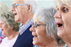 Ob bei der Integration von Geflüchteten oder beim Singen mit Senioren: Das ehrenamtliche Engagement ist vielfältig.Symbolfoto: Adobe Stock/highwaystarz