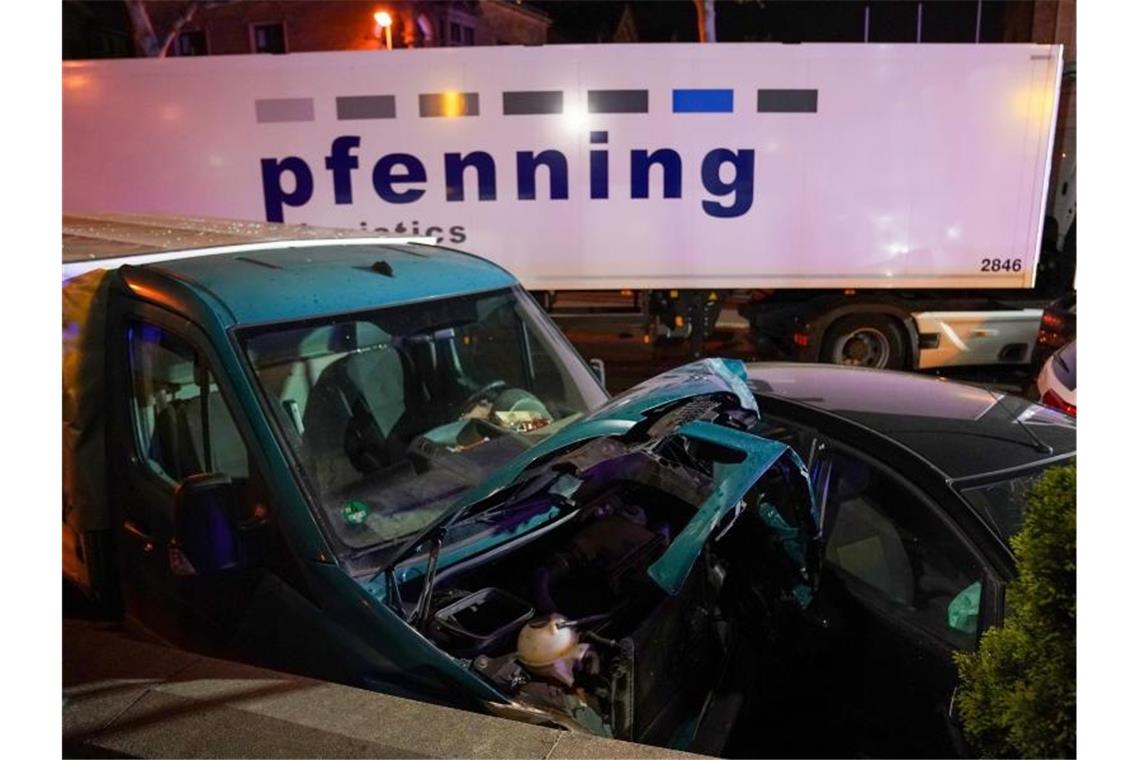 Limburger Unfallfahrt wirft weiterhin Fragen auf Ob bei der Tat in Limburg Drogen oder Alkohol im Spiel waren, ist noch nicht geklärt. Foto: Thorsten Wagner/dpa