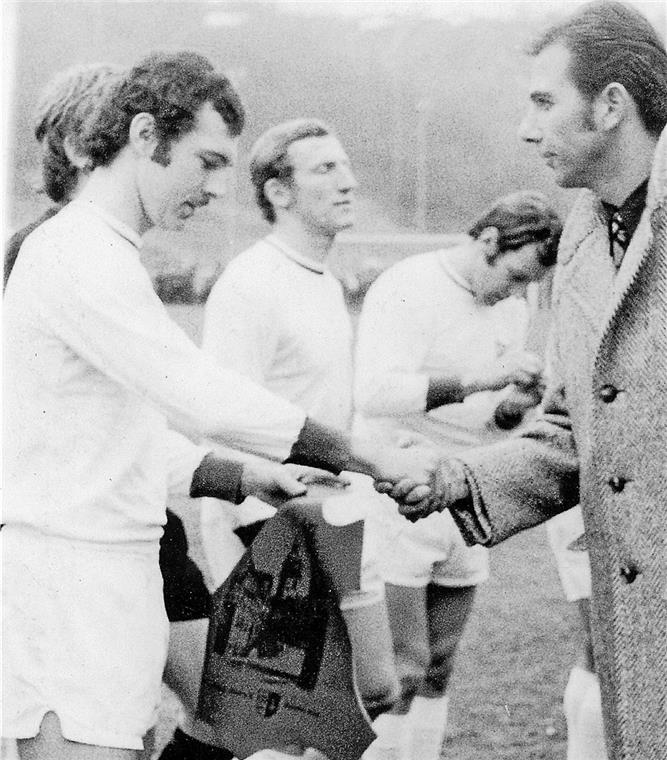 Bayern mit allen Stars an Bord in Backnang Ob das Leder mit dem Blick auf Backnangs Marktplatz und Stadtturm heute noch einen Ehrenplatz im Domizil das Kaisers hat? Franz Beckenbauer bedankt sich bei Manfred Bergmüller fürs Präsent.