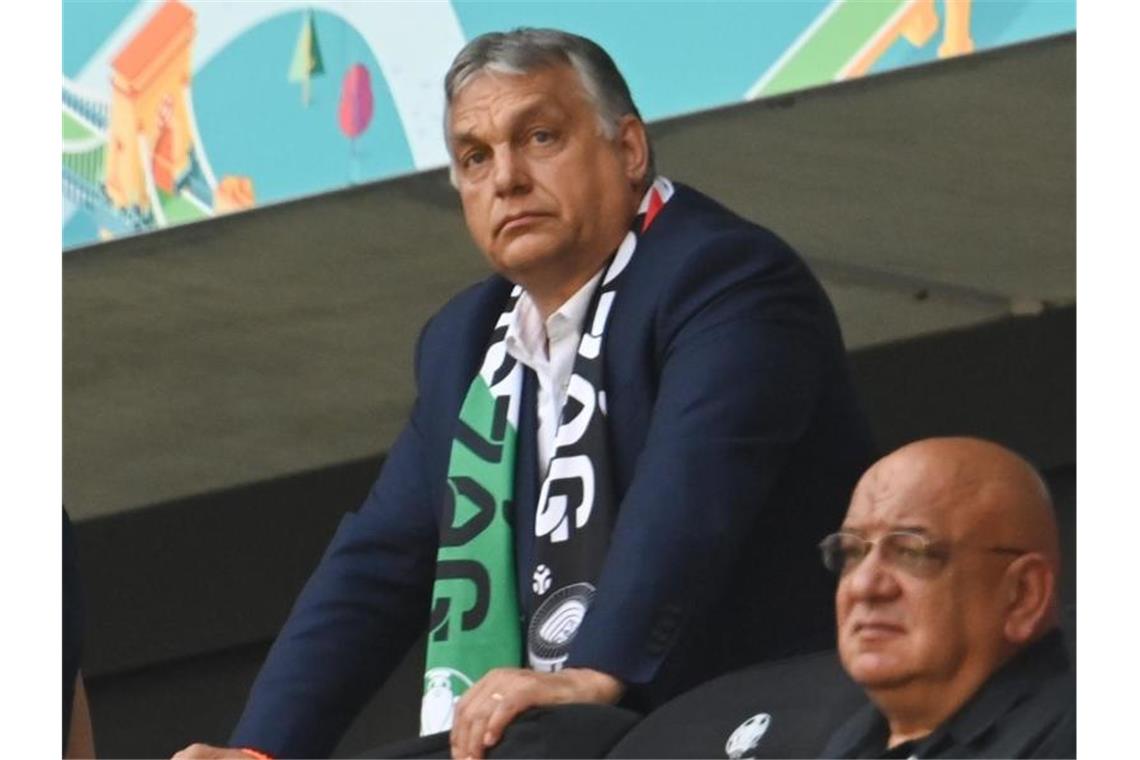 Orban: Deutschland sollte Regenbogen-Verbot akzeptieren „Ob das Münchner Fußballstadion oder ein anderes europäisches Stadion in Regenbogenfarben leuchtet, ist keine staatliche Entscheidung“, findet Ungarns Ministerpräsident Viktor Orban. Foto: Robert Michael/dpa-Zentralbild/dpa