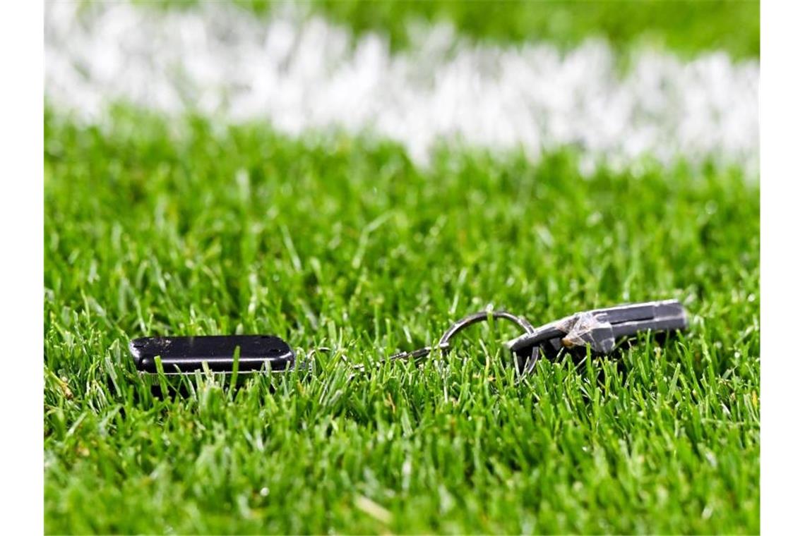 Leipzig als Gruppensieger ins Achtelfinale Ob das so intelligent war? - Ein Zuschauer hat Autoschlüssel auf das Spielfeld geworfen. Vielleicht die eines anderen. Foto: Robert Michael/dpa-Zentralbild/dpa