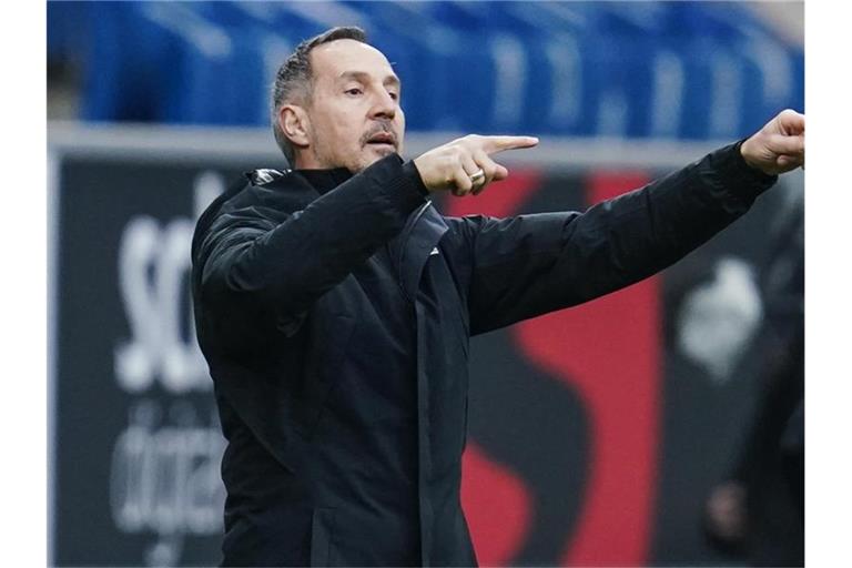 Ob die Champions League für die Eintracht realistisch ist? „Wenn wir so weiterspielen auf alle Fälle“, sagt Trainer Adi Hütter. Foto: Uwe Anspach/dpa