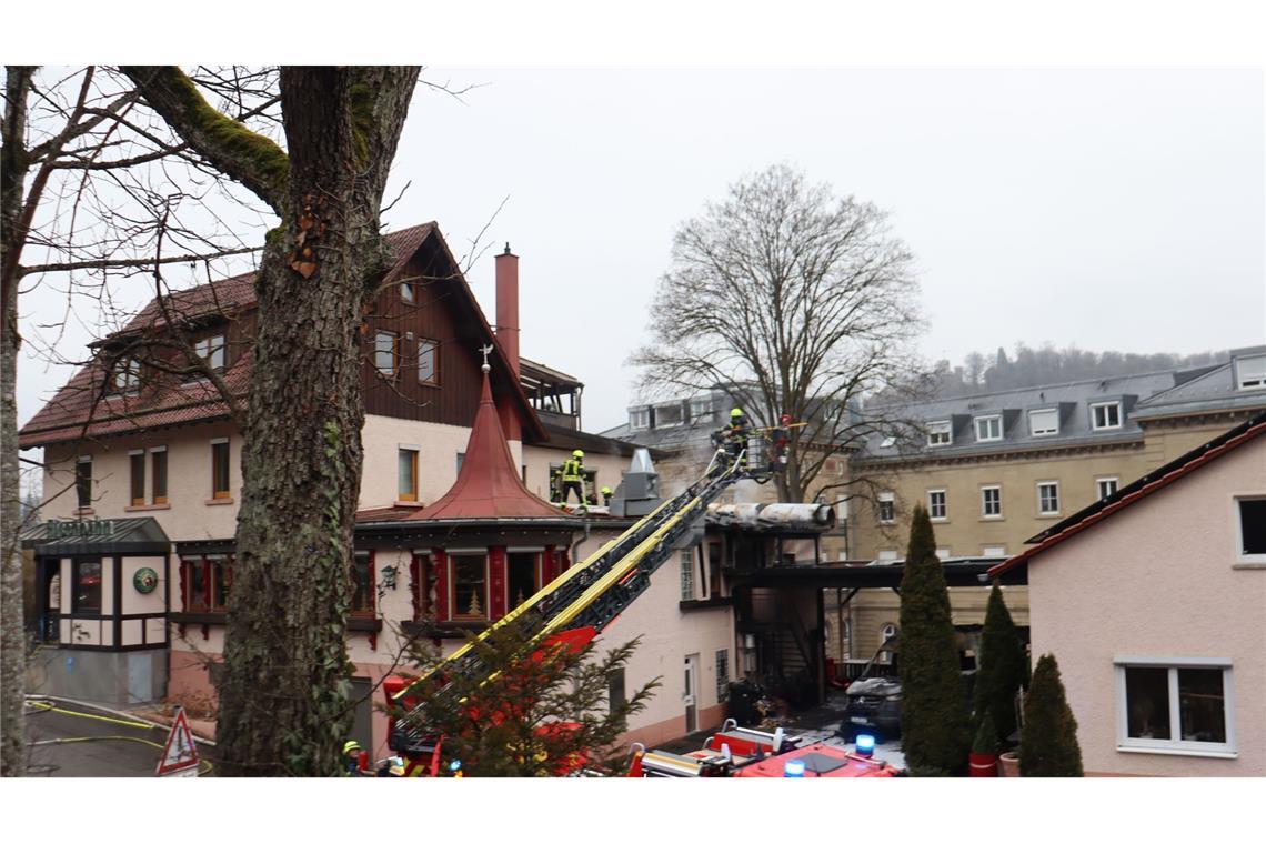Ob die rechts und links angrenzenden Häuser weiter bewohnbar sind, werde überprüft, teilte die Polizei mit.