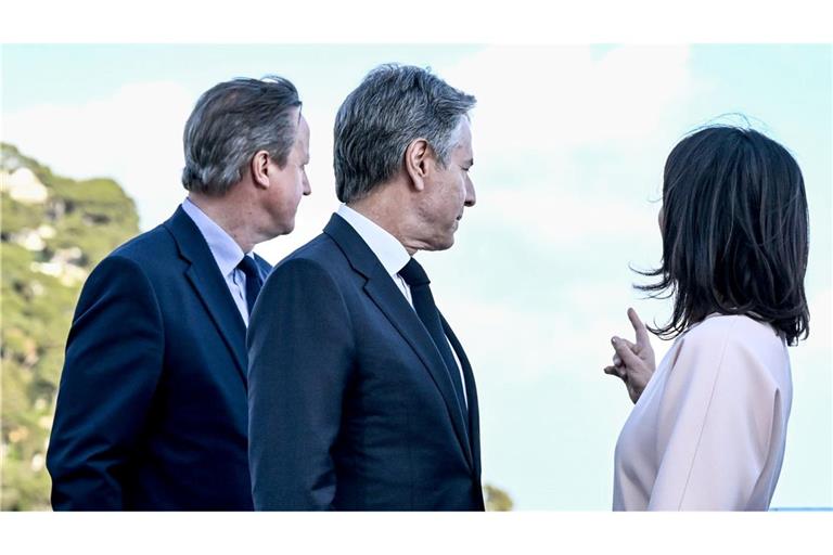 Ob es dort eine Lösung für die schwierige weltpolitische Lage gibt? Außenministerin Annalena Baerbock schaut mit ihrem britischen Amtskollegen David Cameron (l) und US-Außenminister Antony Blinken auf Capri aufs Meer. Zu den wichtigsten Themen beim Treffen der G7-Außenminister gehören die Kriege in der Ukraine und im Gazastreifen.