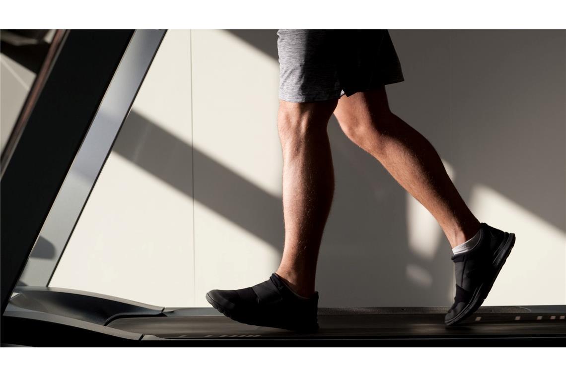 Ob es ein Fitnessgerät zu Hause gibt, ist auch eine Frage des Geldes. (Symbolbild)