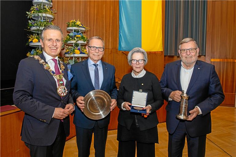 OB Frank Nopper (links) nutzte den feierlichen Rahmen des Empfangs, um Ursula Hefter-Hövelborn, Michel Thobois (rechts) und Helm-Eckart Hink für ihre Verdienste auszuzeichnen. Foto: A. Becher