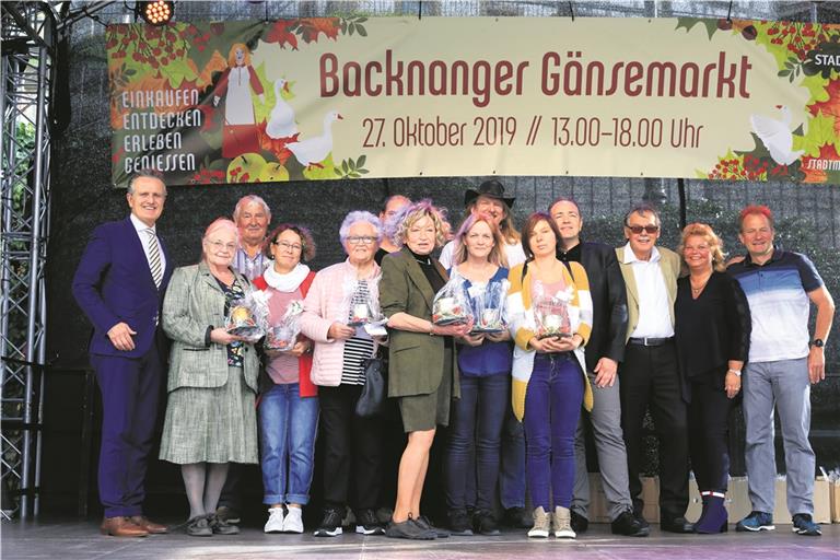 OB Frank Nopper (links) und Stefan Setzer (Vierter von rechts) zeichnen mit einigen Stadträten die Gewinner aus – hier in der Kategorie Balkon. Foto: A. Becher