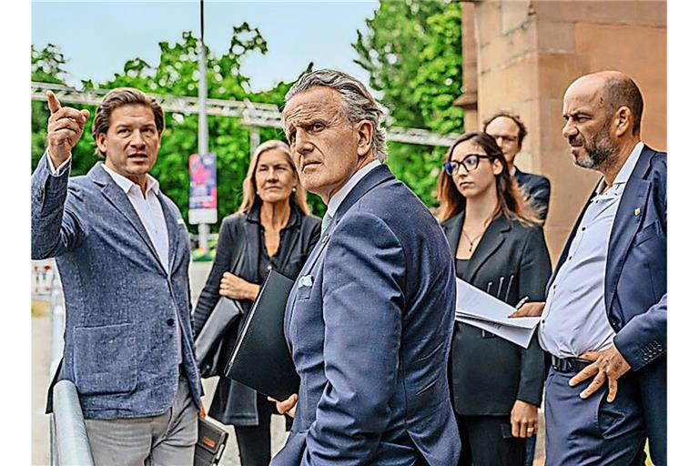 OB Frank Nopper (M.) machte sich auf einem Rundgang durchs Bohnenviertel ein Bild von der Situation. 
