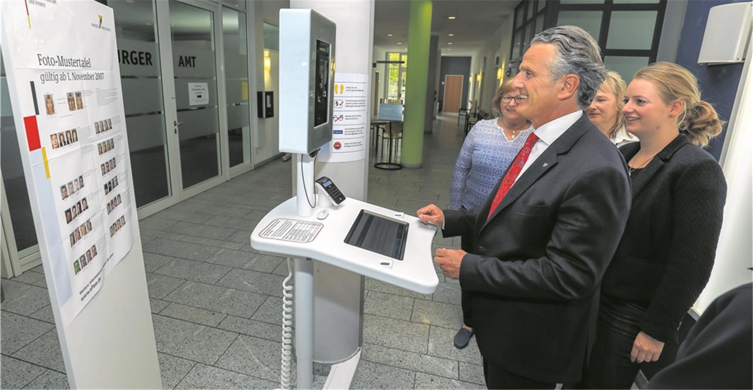 OB Frank Nopper probiert gemeinsam mit Brigitte Eggers, Gabriele Balk und Hannah Kurz (von links) das neue Selbstbedienungsterminal im Bürgeramt aus.Foto: A. Becher