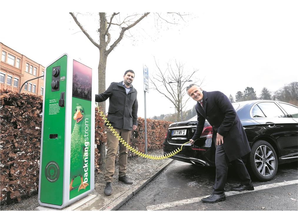 Strom tanken im Herzen von Backnang OB Frank Nopper tankte gestern seinen Hybrid-Mercedes an der Ladesäule auf der Bleichwiese voll. Thomas Steffen, Geschäftsführer der Firma Backnangstrom, hofft, dass die Säule gut angenommen wird. Bis 15. Januar kann jeder Nutzer sein Fahrzeug für einen Euro voll auftanken. Foto: J. Fiedler