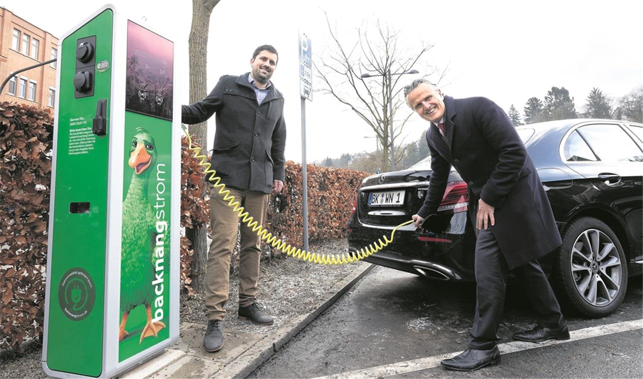 OB Frank Nopper tankte gestern seinen Hybrid-Mercedes an der Ladesäule auf der Bleichwiese voll. Thomas Steffen, Geschäftsführer der Firma Backnangstrom, hofft, dass die Säule gut angenommen wird. Bis 15. Januar kann jeder Nutzer sein Fahrzeug für einen Euro voll auftanken. Foto: J. Fiedler