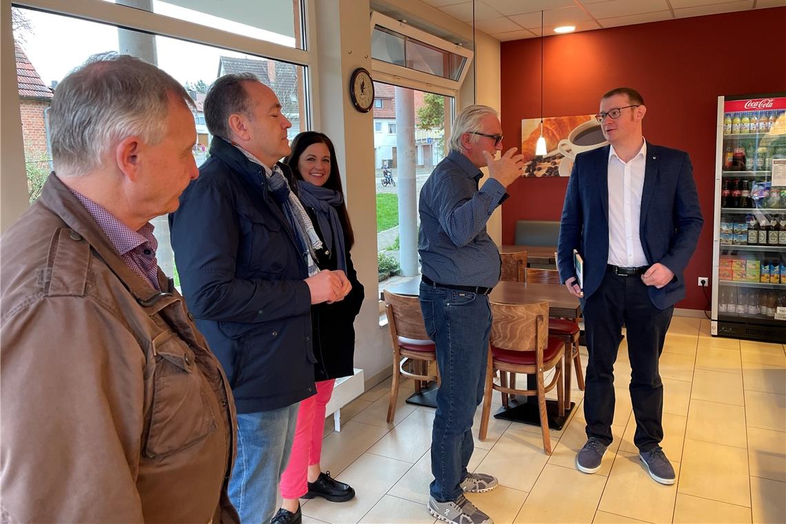 Gemarkungslauf: Mit dem Rad durch Backnangs Stadtteile OB Friedrich im Gespräch mit Friedrich Übele. Dieser ist mit dem Standort seiner Filiale in Steinbach sehr zufrieden. Foto: Stadt Backnang