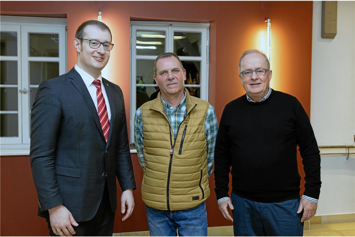 OB Friedrich mit den Geehrten Carl-Eugen Vogt und Klaus Digel (von links). Foto: Alexander Becher