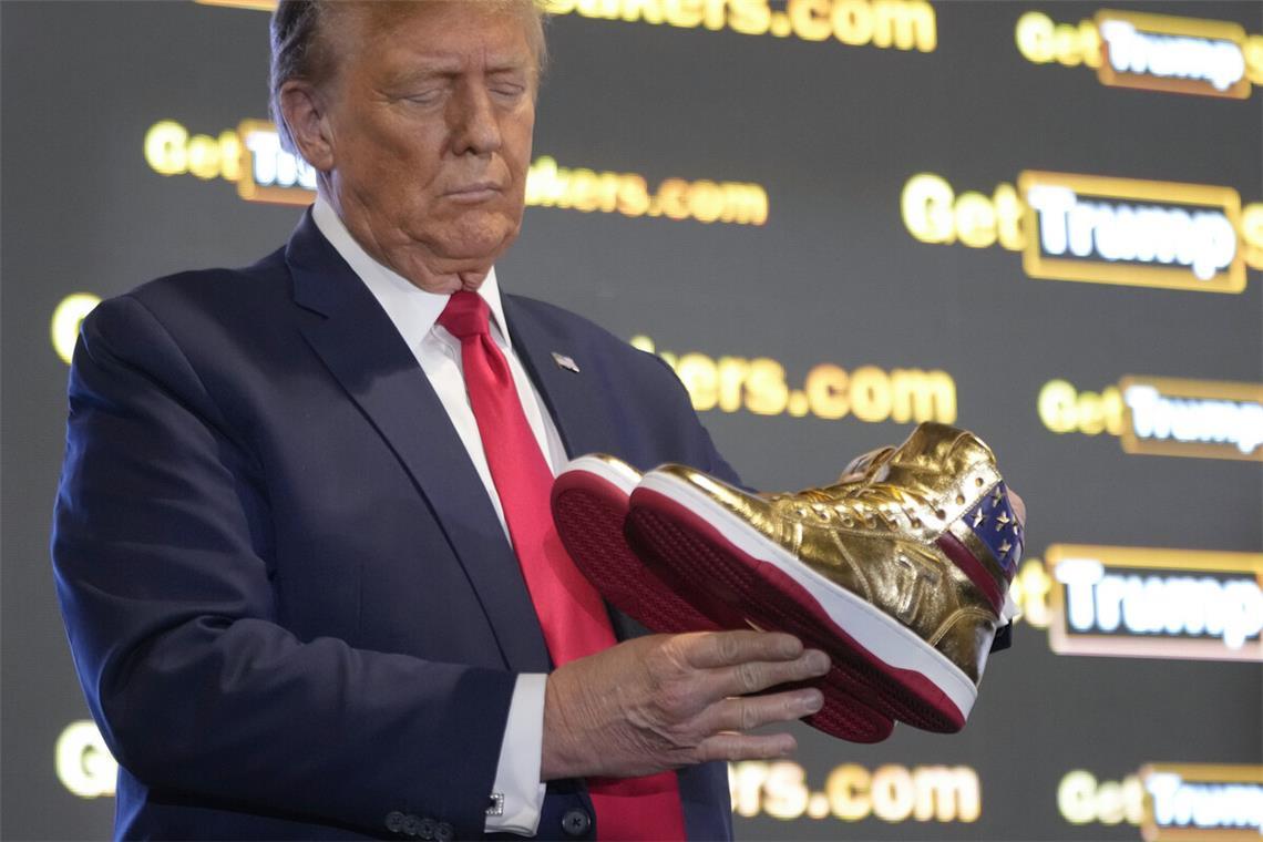 Kommentar: Ein Gruß aus der Trump-Kleptokratie Ob goldene Sneaker, Protzuhr oder Bibel: Jeder Merchandise-Artikel ist Trump recht, um seine Marke zu monetarisieren.