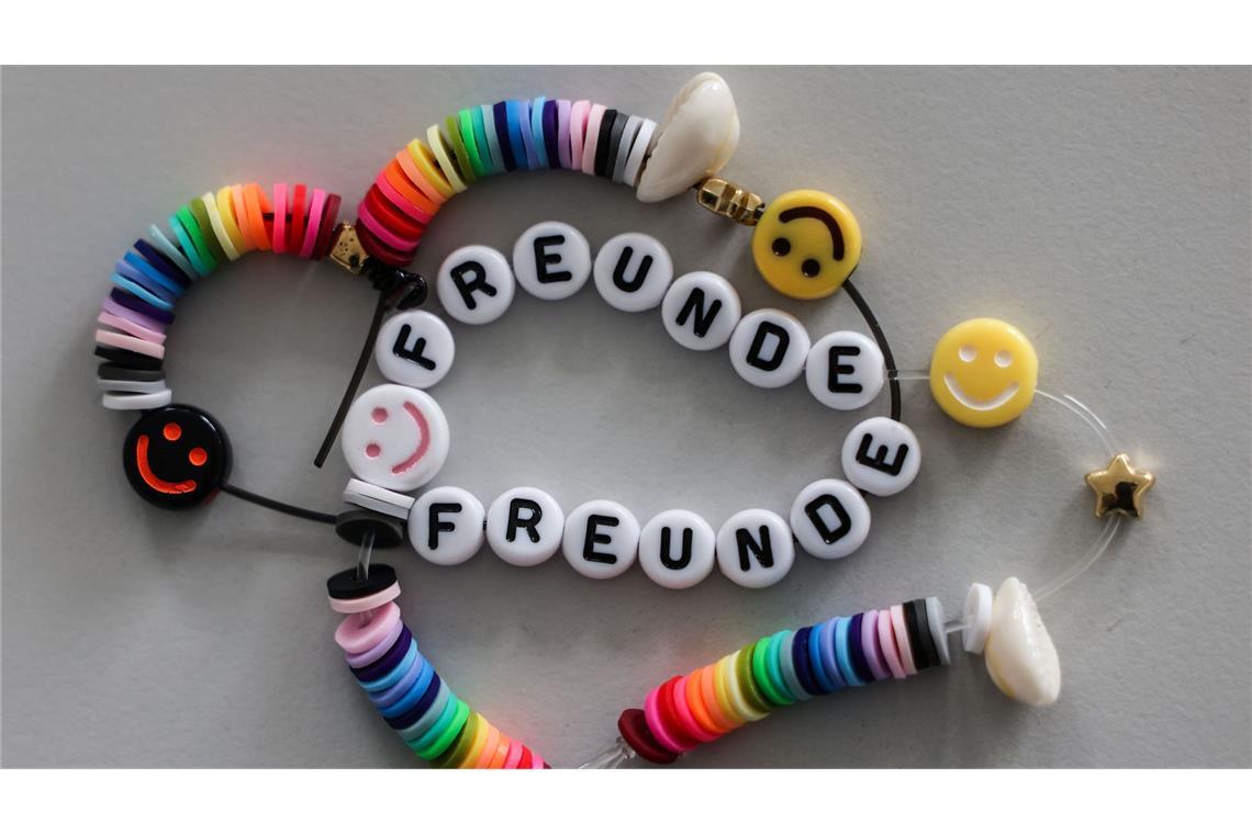 Ob im Kindesalter oder als Greis: Ohne Freunde kann man Experten zufolge nicht glücklich sein. (Symbolbild)