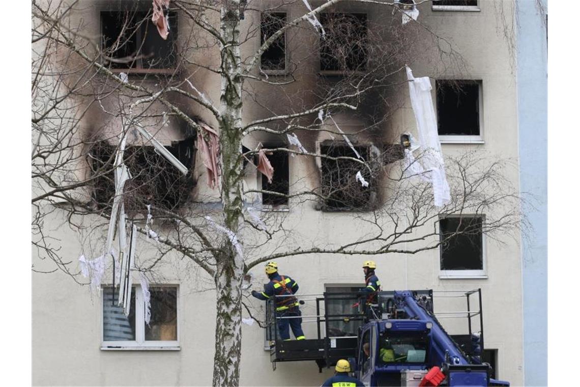 Ob in der betroffenen Wohnung vor der Explosion mit Gas aus Flaschen geheizt wurde und es dabei zu dem Unglück kam, muss noch geklärt werden. Foto: Matthias Bein/dpa-Zentralbild/dpa
