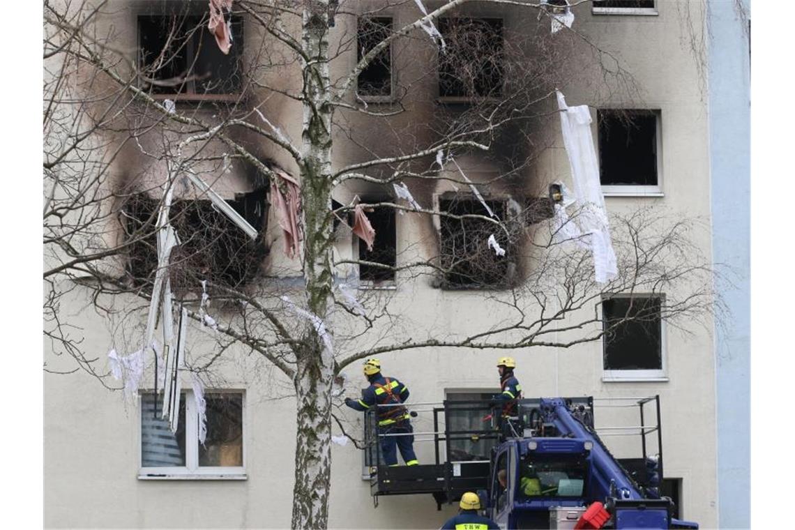 Ein Toter und 15 Verletzte nach Explosion in Wohnblock Ob in der betroffenen Wohnung vor der Explosion mit Gas aus Flaschen geheizt wurde und es dabei zu dem Unglück kam, muss noch geklärt werden. Foto: Matthias Bein/dpa-Zentralbild/dpa