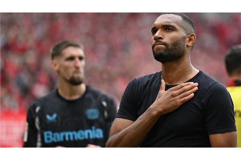 Ob Jonathan Tah (r.) schon bei der Club-WM für den FC Bayern spielen kann, hängt auch von Bayer Leverkusen ab.