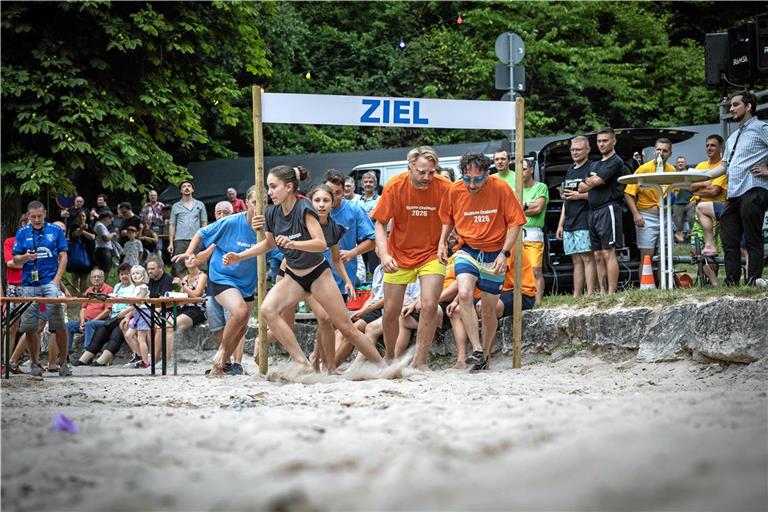 Ob Jung oder Alt, ob männlich oder weiblich: Zahlreiche Mutige stellen sich am Freitag der Herausforderung Waldsee-Challenge.