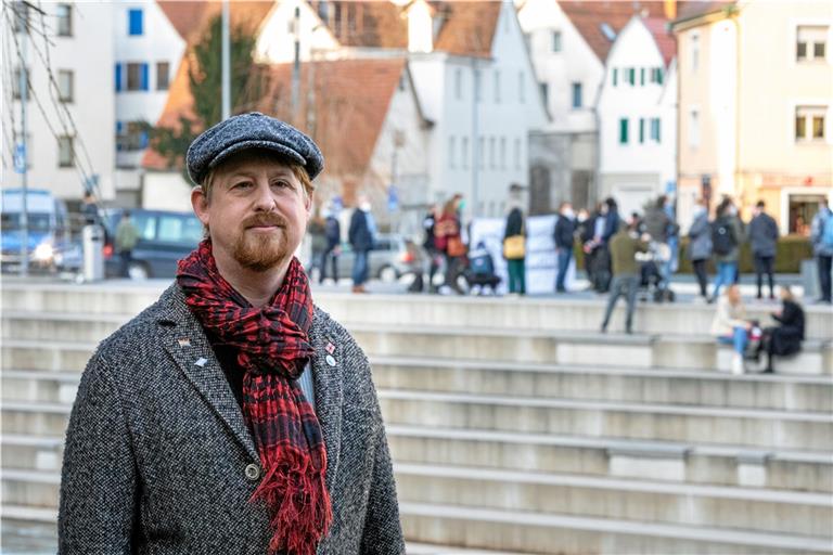 OB-Kandidat Marco Schlich am Murrufer, im Hintergrund die Kundgebung zum Gedenken an die Opfer von Hanau. Foto: A. Becher